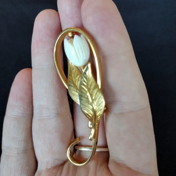 Floral Gold and White Brooch - Picture 3 of 9